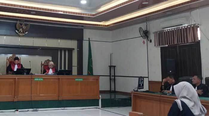 Oknum Jaksa Kejari Bengkalis Sri Haryati (jilbab putih) hadir langsung pada sidang pembacaan dakwan perkara tindak pidana korupsi di PN Pekanbaru pada Senin (6/5/2024),