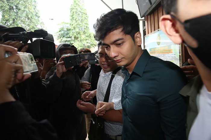 Teuku Ryan saat menjalani sidang perdana perceraiannya dengan agenda mediasi di Pengadilan Agama Jakarta Selatan, Senin (19/02/2024).