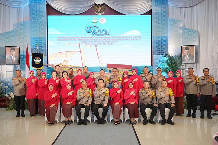 Kapolda Riau Irjen Pol Mohammad Iqbal, Ketua Bhayangkari Cabang Riau Nindya M Iqbal berfoto bersama jajaran Polda Riau dan jajaran Bhayangkari Cabang Riau dalam puncak HUT ke-44 Yayasan Bhayangkari