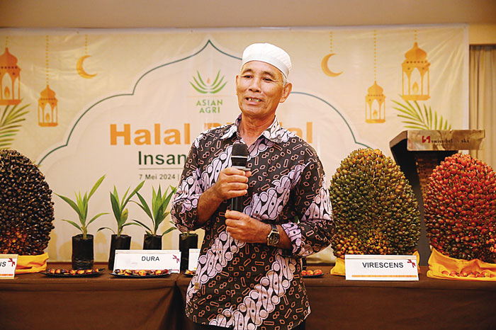 Radius, seorang petani sawit swadaya mitra Asian Agri, memberikan kesaksian tentang bibit topaz di Swiss Belinn SKA Pekanbaru dalam acara halalbihalal bersama Insan Pers Riau, Selasa (7/5/2024).