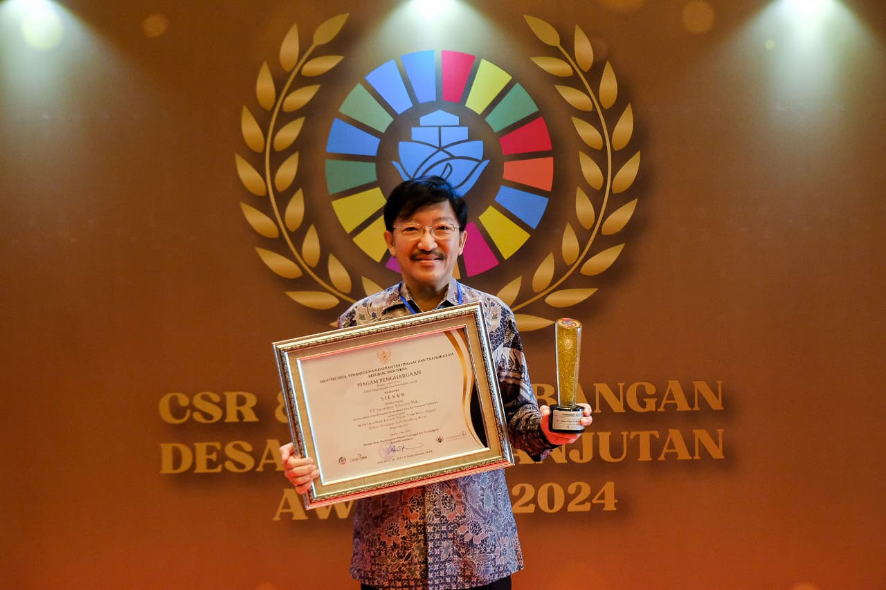 Direktur Smartfren Marco Sumampouw, saat menerima penghargaan kategori silver dalam CSR & Pengembangan Desa Berkelanjutan Awards 2024 di Jakarta, (7/5/2024).