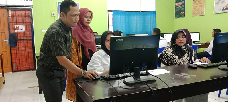 Kadiv SDM, Sosdiklih dan Parmas KPU Kabupaten Kampar Imelda Sapitri  memantau pelaksanaan ujian CAT di SMKN 1 Bangkinang.