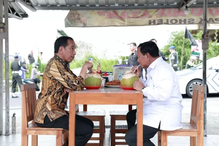 Presiden Jokowi dan Menhan Prabowo Subianto santap siang bersama di kios Bakso dan Mie Ayam Pak Sholeh Bandongan, Kabupaten Magelang, Senin (29/1).