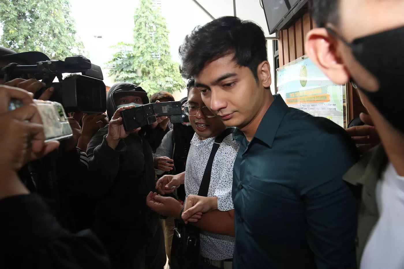 Teuku Ryan saat menjalani sidang perdana perceraiannya dengan agenda mediasi di Pengadilan Agama Jakarta Selatan, Senin (19/02/2024).