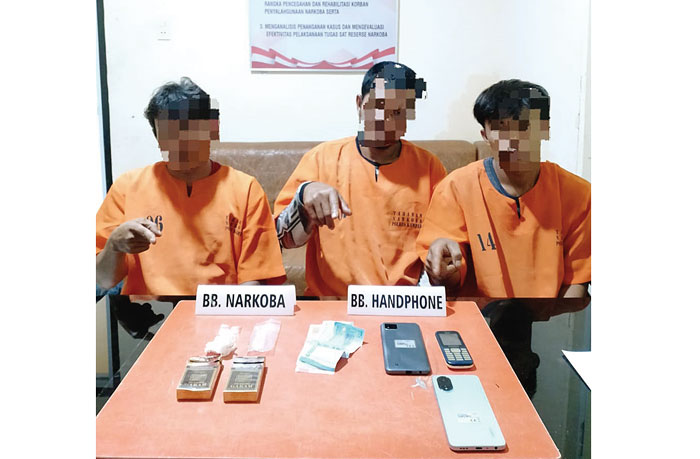 Tim Opsnal Satresnarkoba Polres Kampar berhasil mengamankan tiga orang tersangka narkoba jenis sabu di Desa Ridan Permai, Kecamatan Bangkinang Kota, Kabupaten Kampar, Kamis (25/4/2024).