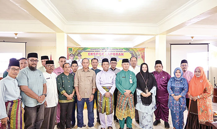 Wabup Rohil H Sulaiman SS MH foto bersama Kepala BKPSDM Rohil Cici Sulastri dan undangan pada saat kegiatan&nbsp;laporan pendahuluan dan FGD yang digelar  di Bagansiapiapi, baru-baru ini.