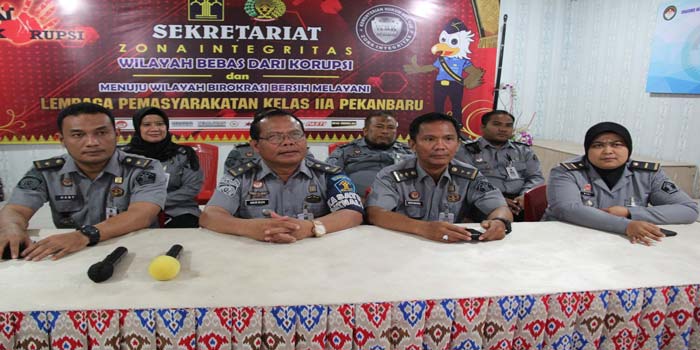 Staf Lapas Pekanbaru mengikuti&nbsp;penguatan tugas dan fungsi serta reformasi birokrasi dari Staf Ahli Menteri Hukum dan HAM Bidang Ekonomi Dr Lucky Agung Binarto SH MH secara virtual dari Pekanbaru.