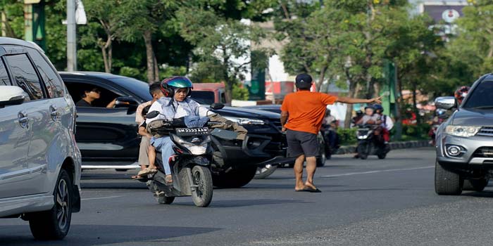 Pengatur lalu lintas ilegal atau  sering disebut&nbsp;Pak Ogah beraksi di Jalan&nbsp;HR Soebrantas, beberapa hari lalu.