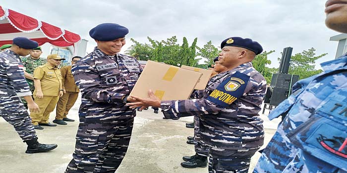 Danlanal Dumai Kolonel Laut (P) Boy Yopi Hamel MTr Hanla MM, menyerahkan paket Bansos Pembinaan Fungsi Perbatasan Wilayah Nasional (Binfungtaswilnas) kepada anggotanya untuk diantarkan ke Pulau Rupat.