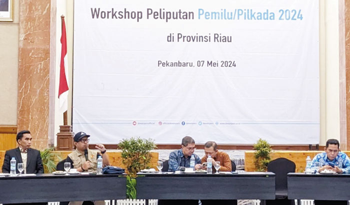 Ketua Bawaslu Provinsi Riau Alnofrizal menghadiri kegiatan  Workshop Peliputan Pemilu dan Pilkada 2024 di Hotel Aryaduta Pekanbaru, Rabu  (8/5/2024).