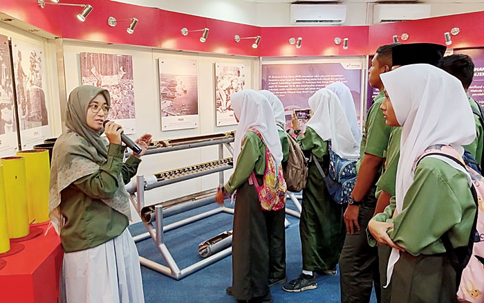 Siswa SMAN 16 Pekanbaru antusias mendengarkan pemaparan sejarah perkembangan Blok Rokan saat mengunjungi Journey Room PT Pertamina Hulu Rokan (PHR) di Kompleks Perkantoran PHR Rumbai, Pekanbaru.