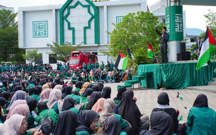 Ribuan mahasiswa dan civitas akademika Umri melakukan aksi unjuk rasa bela Palestina di halaman kampus Umri, Selasa (7/5/2024).
