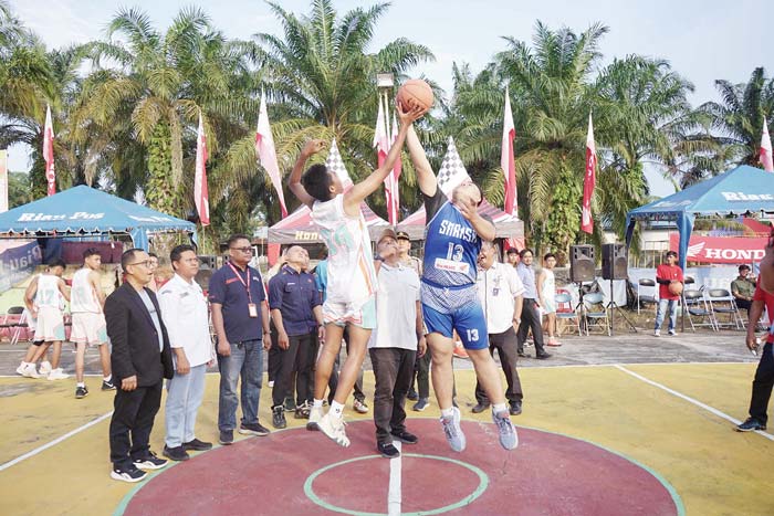 Camat Ujungbatu Rio Pratama (tengah) melakukan jump ball saat pembukaan Riau Pos-HSBL 2024 Seri Ujungbatu di Sport Center Kantor Desa Ujungbatu Timur, Kecamatan Ujungbatu, Rokan Hulu, Rabu (8/5/2024).