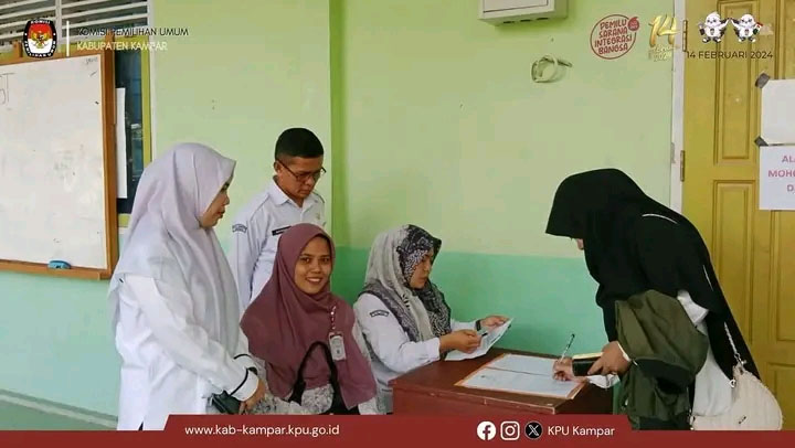 Kadiv SDM, Sosdiklih dan Parmas KPU Kampar Imelda Sapitri (dua kiri duduk) menerima pendaftaran calon anggota PPS di Kantor KPU Kampar, Kamis (9/5/2024).