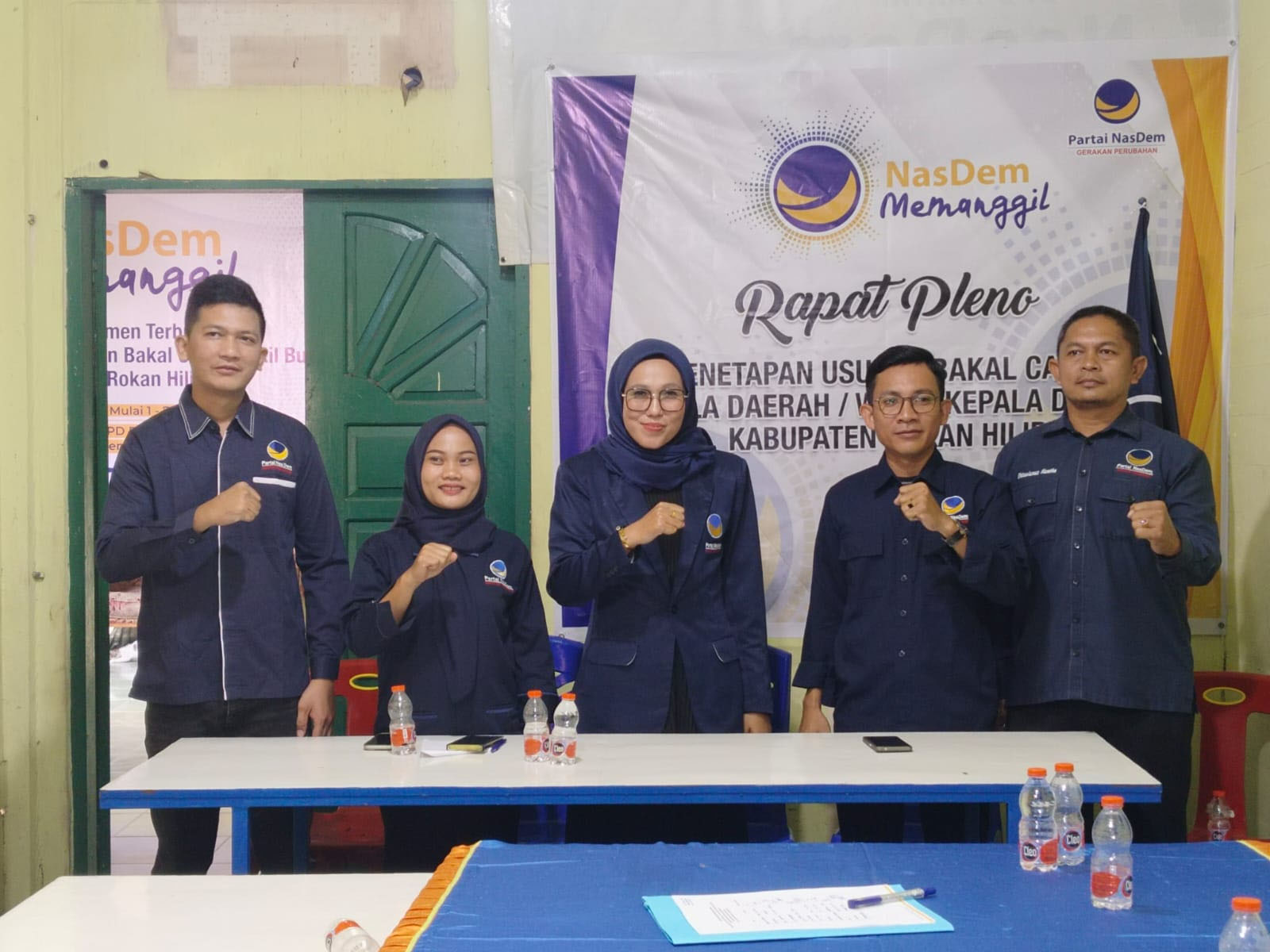 Ketua panitia penjaringan bacakada Nasdem Rohil Nita Marlina (tengah) didampingi sejumlah pengurus, usai rapat pleno di Bagansiapiapi, Kamis (9/5/2024).