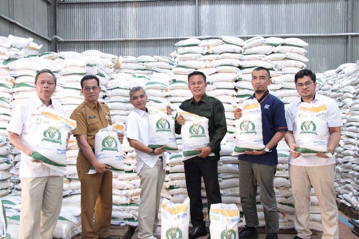 Kepala DKP Kota Pekanbaru Maisisco (tengah) melakukan monitoring persiapan penyaluran bantuan pangan beras CPP tahap II di Kantor Wilayah Bulog Riau Kepri, Rabu (8/5/2024).