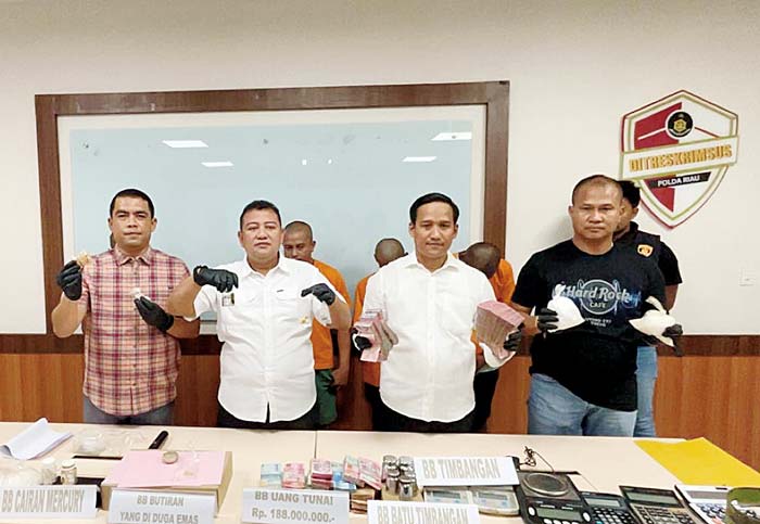 Dirkrimsus Polda Riau Kombes Pol Nasriadi bersama jajaran menunjukkan barang bukti (BB) tindak pidana PETI, Rabu (8/5/2024).