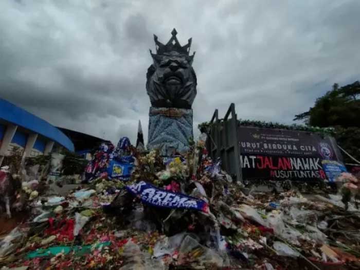 Patung singa di Stadion Kanjuruhan.