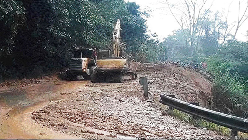 Alat berat diturunkan membersihkan material longsor di Kelok Banto, Kawasan Sitinjaulauik, Kota Padang, Selasa (7/5/2024).