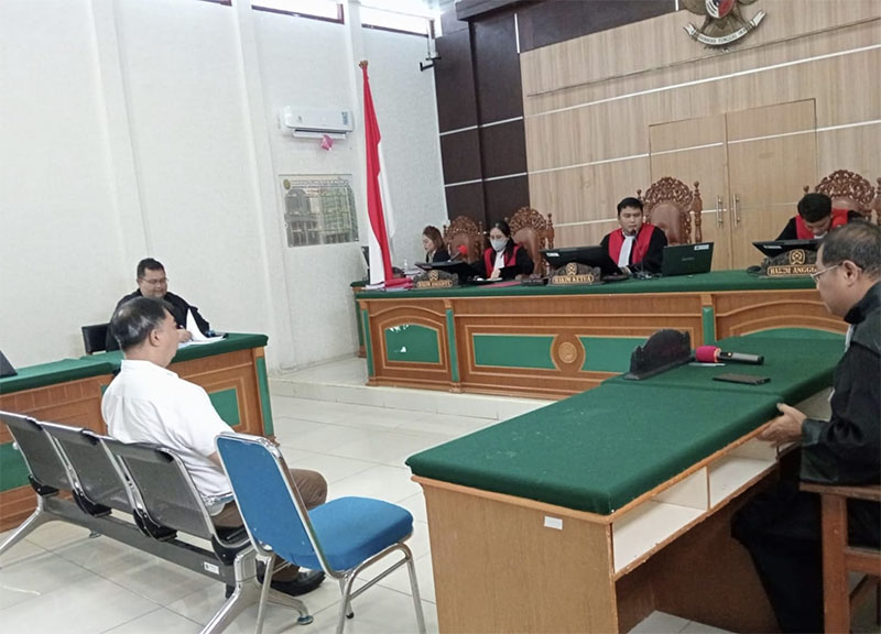 Terdakwa pelaku penebang kayu ilegal untuk pembukaan lahan perkebunan kelapa sawit Novrianto alias Bombeng mendengarkan tuntutan JPU dalam sidang di PN Bengkalis, Rabu (8/5/2024).