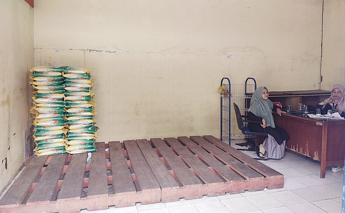 Stok beras SPHP di Kantor Bulog Cabang Bengkalis menipis, Rabu (8/5/2024). Hal ini dikarenakan tingginya tingkat permintaan masyarakat terhadap beras ini.