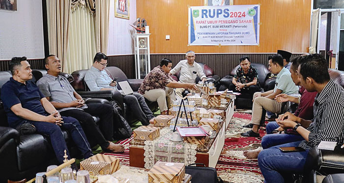 Pelaksana tugas (Plt) Bupati Kepulauan Meranti  H Asmar memimpin Rapat Umum Pemegang Saham (RUPS) Badan Usaha Milik Daerah (BUMD) PT Bumi Meranti di Selatpanjang, Kamis (9/5/2024).