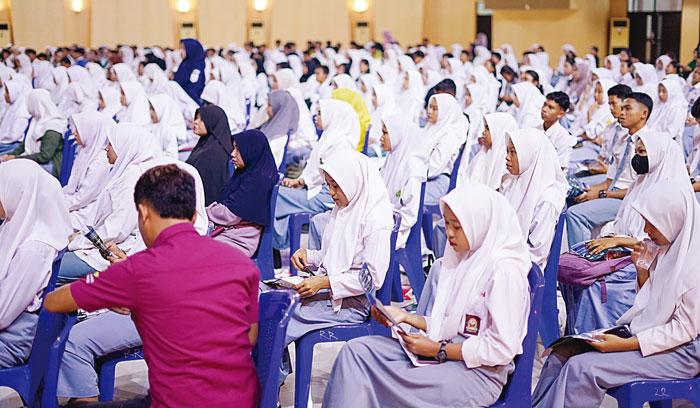 Sejumlah siswa saat mendengarkan penjelasan Bupati Siak Alfedri tentang  Program Betunas bagi anak PKH di Gedung Daerah Sultan Syarif Kasim II, Kecamatan Mempura, Kabupaten Siak, Selasa (7/5/2024).
