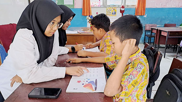 Beberapa murid SDN 2 Pekanbaru mengikuti privat les literasi dan numerasi setelah jam pulang sekolah dari para guru pembimbing, Rabu (8/5/2024).