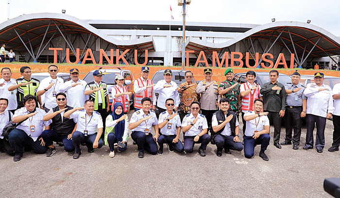 Menteri Perhubungan (Menhub) Republik Indonesia Budi Karya Sumadi bersama Bupati Rohul H Sukiman foto bersama usai meninjau kondisi aset Bandara Tuanku Tambusai Pasirpengaraian, baru baru ini.