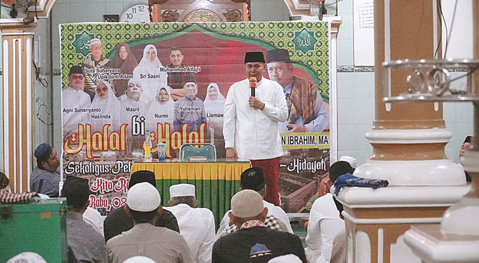 Wabup Rohul H Indra Gunawan memberikan arahan dalam acara halalbihalal sekaligus melepas JCH dari Jemaah Masjid Al Hidayah Kecamatan Ujungbatu, Rabu (8/5/2024) malam.