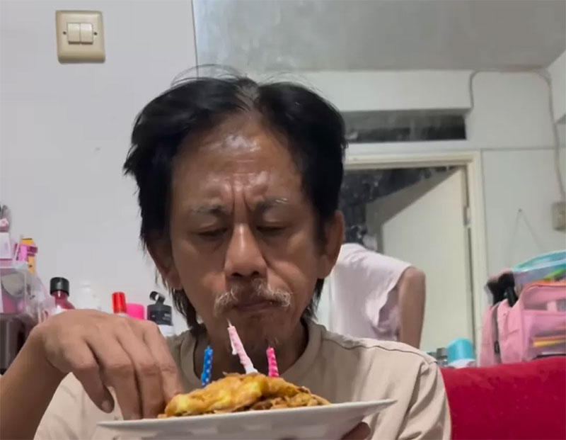 Momen saat Epy Kusnandar ultah ke-60 dengan nasi goreng karena tak punya uang. Pemeran utama Preman Pensiun itu ditangkap polisi atas sangkaan penggunaan narkoba.