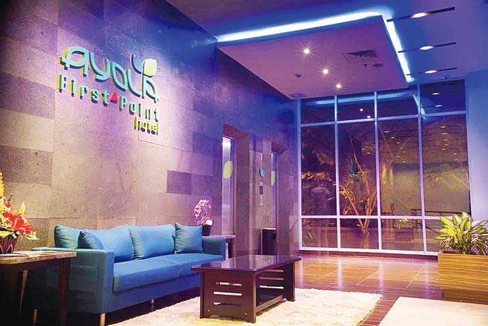 Suasana ruang lobi Ayola Hotel Pekanbaru. Di momen liburan ini Ayola First memberikan promo hemat bertajuk MAYgic Holiday.