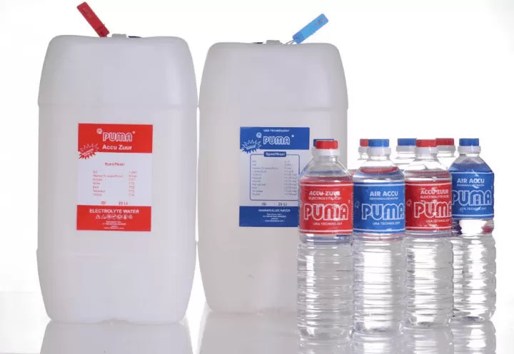 Air aki botol merah vs botol biru memiliki perbedaan signifikan.