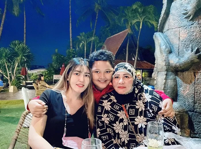 Via Vallen bersama ibunda saat berbuka puasa 2021 lalu.