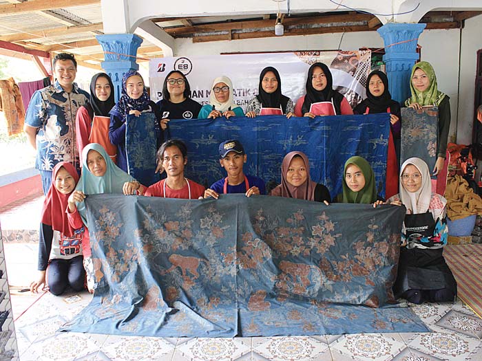 Kaum perempuan dan muda-mudi menunjuk&shy;kan hasil kerajinan batik berbahan baku mangrove di Desa Pantai Bahagia, Kecamatan Muara Gembong, belum lama ini.