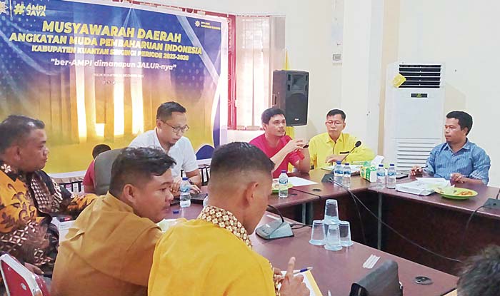 Ketua DPD Partai Golkar Kuansing Dr Adam SH MH (baju merah) memimpin rapat me&shy;ng&shy;hadapi Pilkada November 2024, Jumat (10/5/2024).