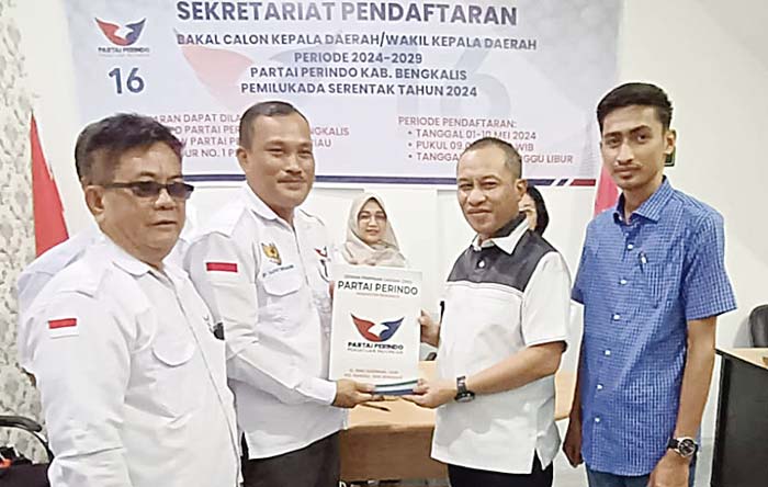 Bakal calon Wakil Bupati Bengkalis Bagus Santoso mengem&shy;balikan formulir pendaftaran ke Partai Perindo Kabupaten Bengkalis, Kamis (9/5/2024).