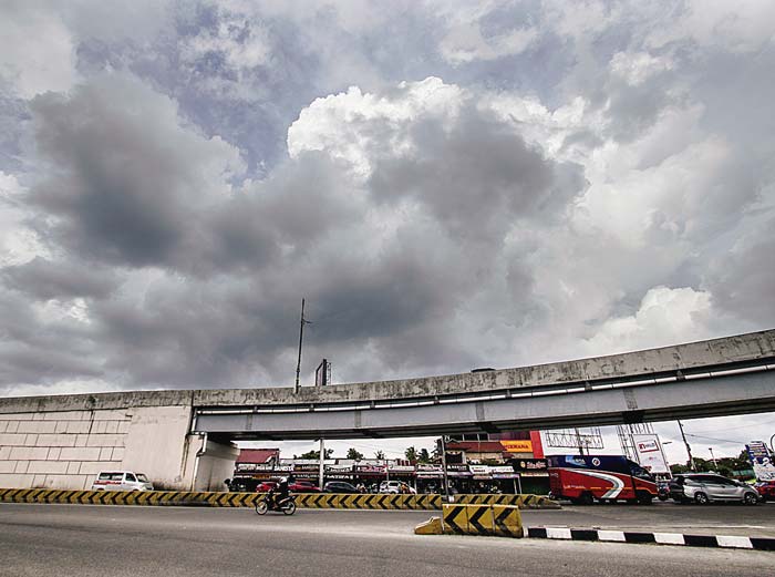 Gumpalan awan hitam menyelimuti langit wilayah Kota Pekanbaru, Jumat (10/5/2024).