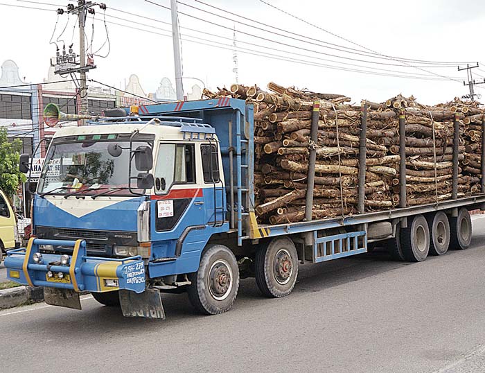Truk&nbsp;bertonase&nbsp;berat masih kerap melintas di Jalan HR Soebrantas pada siang hari, Jumat (10/5/2024).  Keberanian para sopir melanggar aturan lalu lintas.