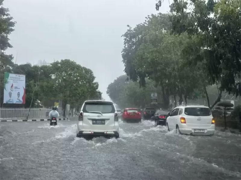 Air menggenang di Jalan Sudirman tepatnya di depan Kantor Gubernur Riau, saat hujan dengan intensitas tinggi mengguyur Kota Pekanbaru, beberapa waktu lalu.