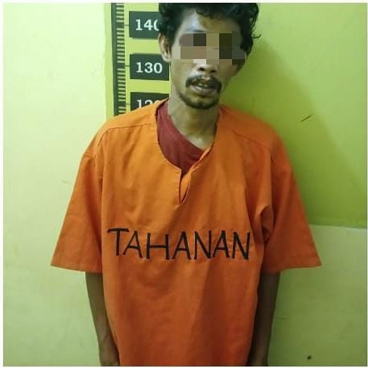 Ul (31) warga Kelurahan Kampung Baru, Kecamatan Senapelan Kota Pekanbar diamankan karena ketahuan mencuri sarang burung walet milik anggota polisi, Rabu (8/5/202).