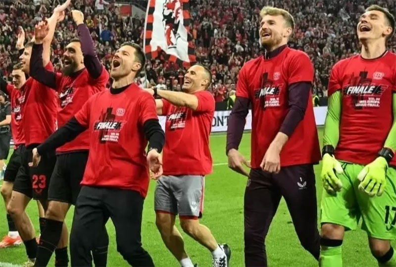Xabi Alonso dan pemain Bayer Leverkusen merayakan keberhasilan lolos ke final Liga Europa.