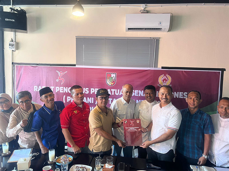 Ketua pengurus Persani yang lama, Syarial (kiri) serah terima kepengurusan dengan Ketua Persani  Kota Pekanbaru periode 2024-2028, Yuliarso (3 kanan), Jumat (10/5/2024)