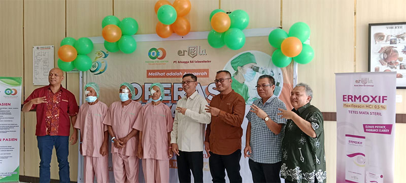 Pj Sekda Kuansing dr H Fahdiansyah SpOg, pimpinan PEC Telukkuantan dr Iwan Djasananda SPM, Isnawan Adi Prasetya dari PT Erela dan pasien operasi katarak usai menjalani operasi, Sabtu (11/5/2024).