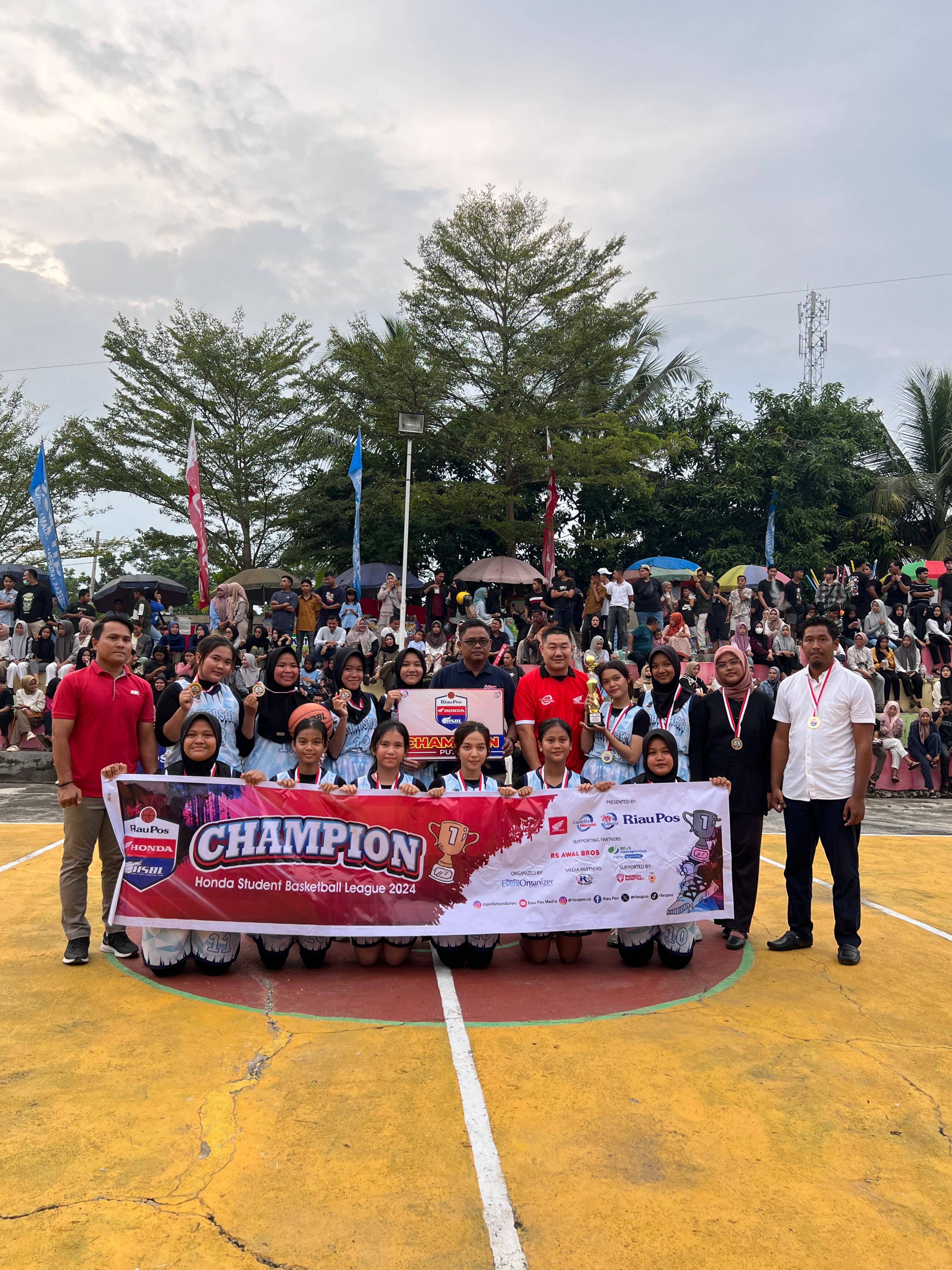 Promotion Section Head Capella Honda Riau, Haryanto Budhiman (kaos merah/tengah), Pimpinan Cabang Capella Honda Ujung Batu, Nopsen Lihardo (kaos hitam/tengah), Penjab EO Riau Pos Agus Syuhada