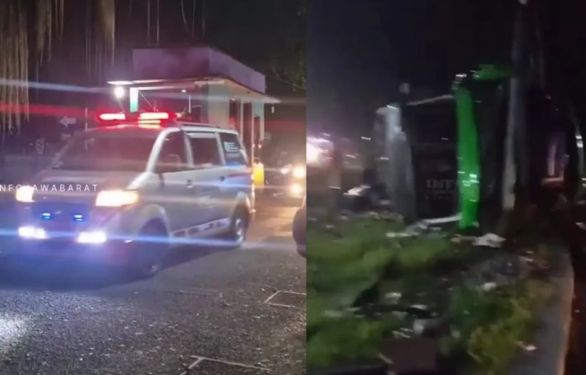 Ambulans membawa korban kecelakaan bus pariwisata.
