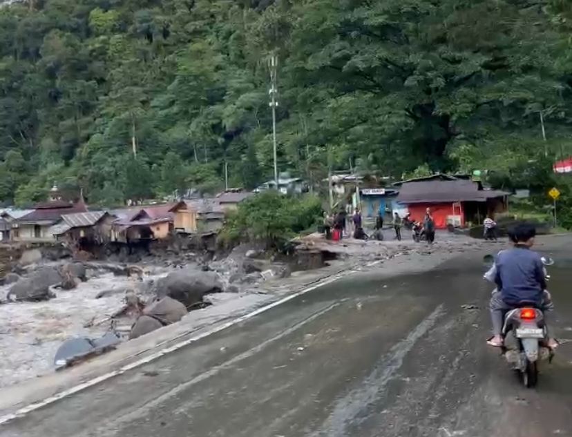 Jalan longsor terdampak banjir lahar dingin di Sumbar.
