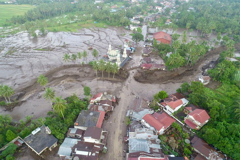 Kondisi banjir lahar dingin yang melanda Kabupaten Tanah Datar, Ahad (12/5/2024). 13 orang dilaporkan meninggal, 7 orang hilang, 12 orang luka-luka, dan 84 KK terdampak akibat kejadian itu.