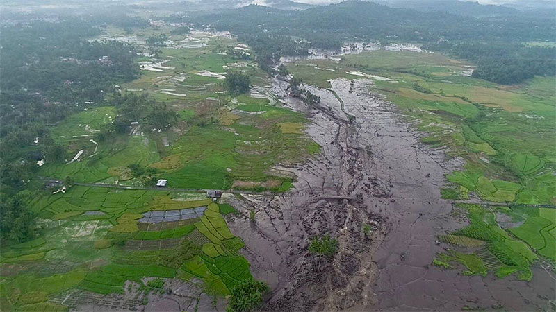 Kondisi banjir lahar dingin yang melanda Kabupaten Tanah Datar, menyebabkan kondisi lalu lintas dari Kabupaten Tanah Datar-Padang-Solok lumpuh total