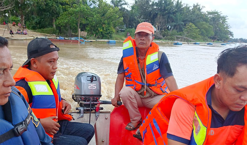 Petugas KPBD Inhu melakukan pencarian terhadap korban tenggelam di Sungai Indragiri, Sabtu (11/5/2024).